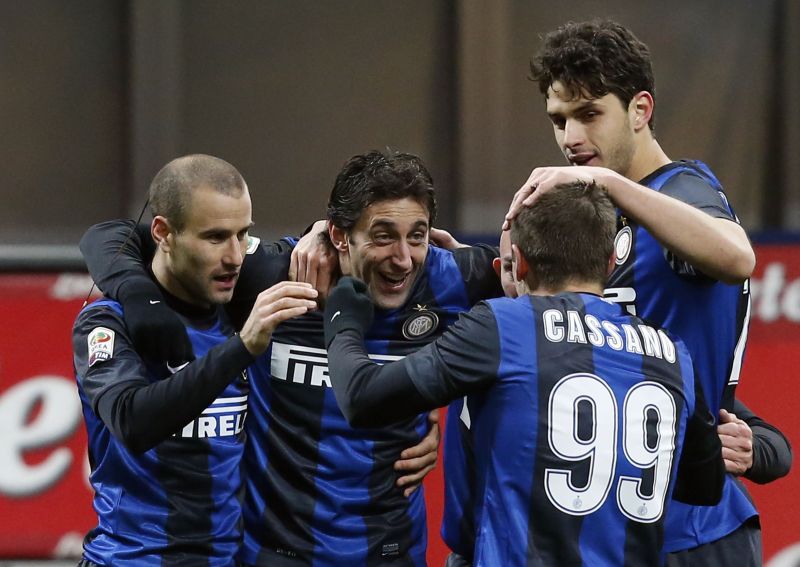 Milito comemora com companheiros um dos gols da Inter contra o Chievo | Reuters