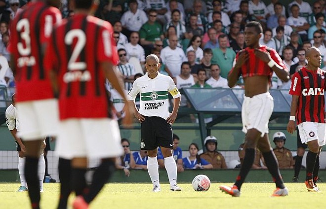 Alex se prepara para cobrança de falta observado por atleticanos | 