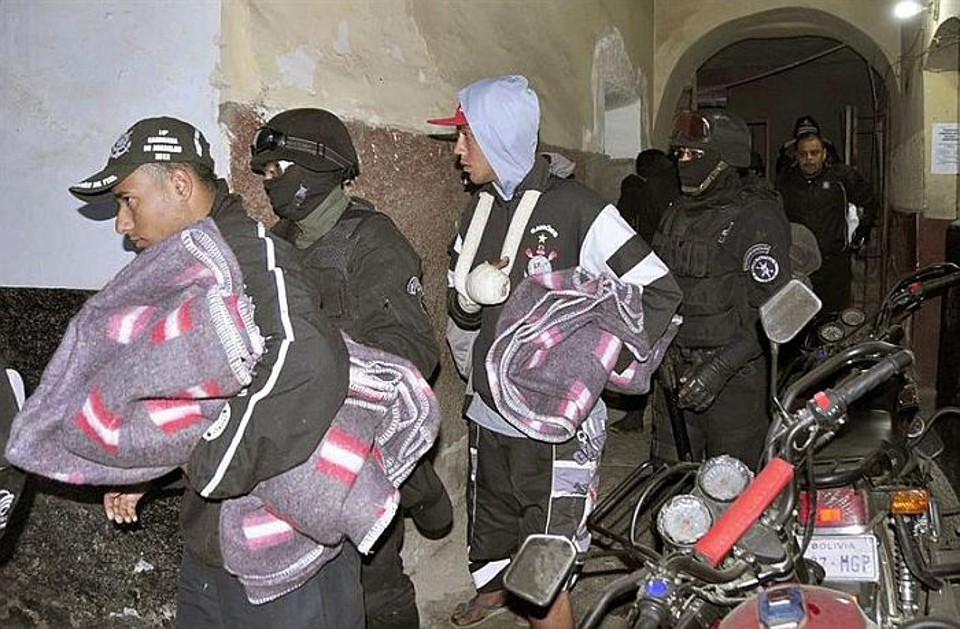 Corintianos presos em Oruro são escoltados pela polícia até a cela | EFE