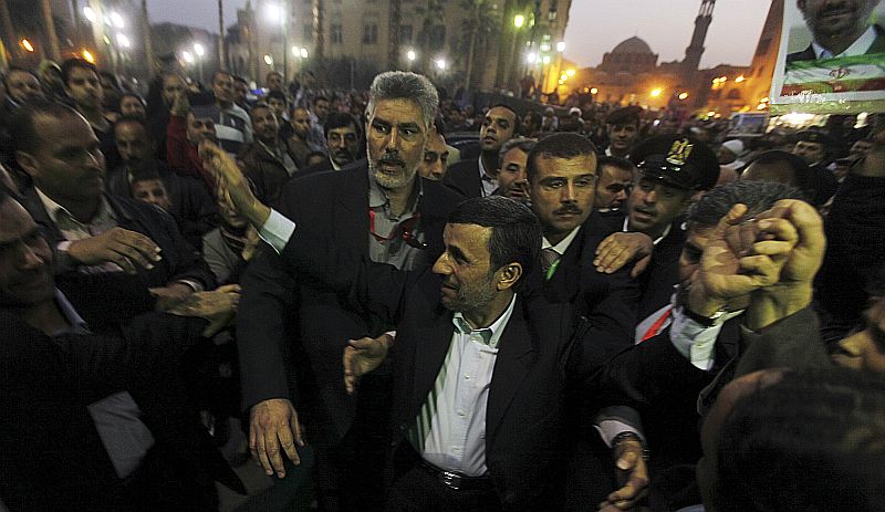 O presidente iraniado é recebido por uma multidão no Cairo, durante visita ao Egito considerada histórica | REUTERS/Amr Abdallah Dalsh