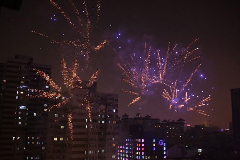 Fogos de artifício iluminam o céu de Pequim em celebrações do início do novo ano chinês | Reuters/Petar Kujundzic