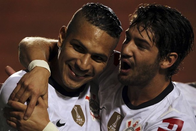 Pato e Guerrero fizeram os gols do Corinthians na partida |