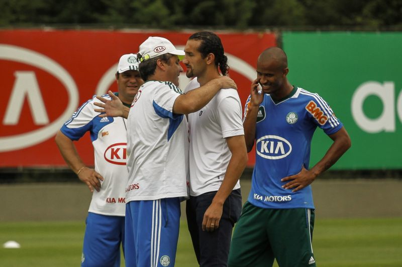 Barcos se despede do técnico Gilson Kleina. Atacante deixa o Palmeiras e vai para o Grêmio | Ale Frata / Frame / Folhapress