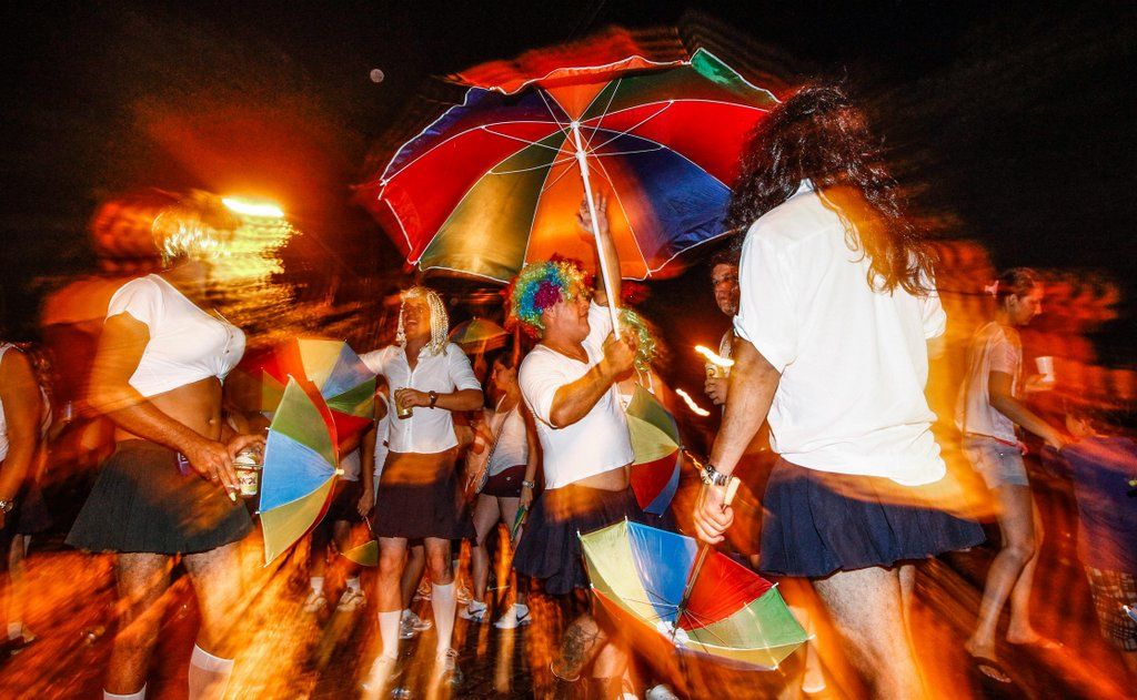 Foliões desfilam na primeira noite do carnaval de Antonina | Daniel Castellano/Gazeta do Povo