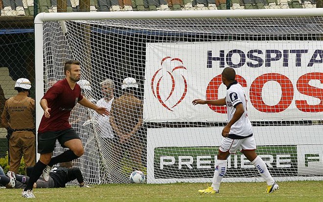 Bruno Batata comemora o primeiro gol do J.Malucelli diante do Paraná |
