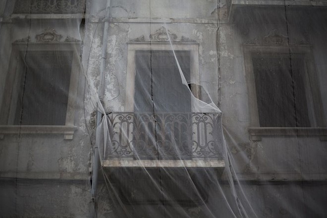 A arquitetura de Lisboa também é tema retratado pelos artistas |