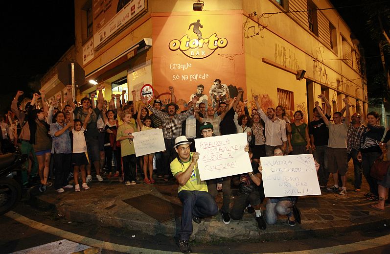 Frequentadores do O Torto Bar se reuniram na noite desta quinta-feira para protestar contra a ação do MP que pede a proibição de eventos na região do bar | marcelo elias/gazeta do povo