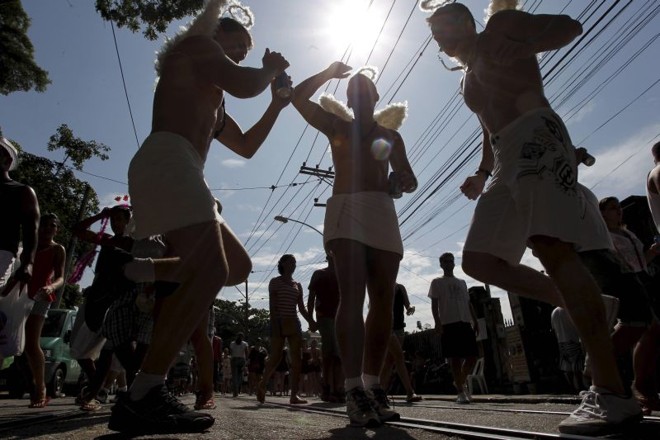 Blocos de rua atraem multidão -Para muitos foliões, a passarela do samba não é mais o principal atrativo do carnaval. O sambódromo oferece a oportunidade de conferir de perto celebridades, mulheres seminuas e o luxo de alegorias e fantasias, mas também tem ingressos a preços astronômicos e desfile rápido demais para quem se apresenta (cada desfilante atravessa a pista em 20 minutos). Por isso o carnaval de rua do Rio se multiplicou ao longo da última década. Neste ano, 6 milhões de foliões devem acompanhar os 492 blocos autorizados a desfilar. De hoje até quarta-feira haverá 357 apresentações |