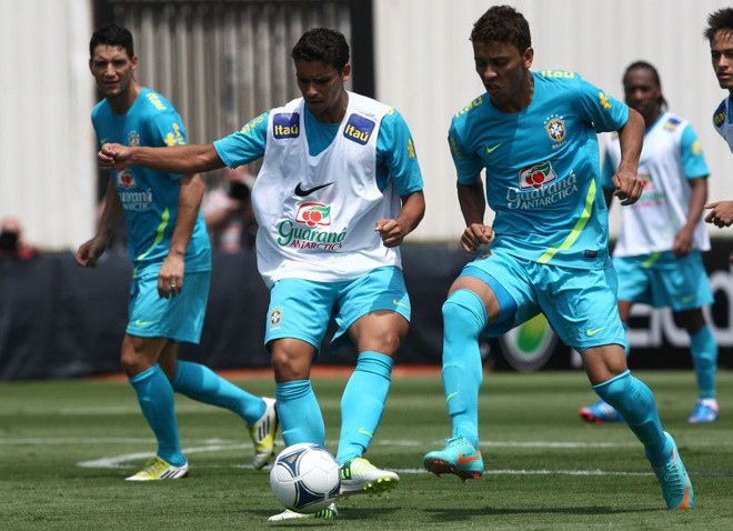 Volante Jean (de colete), do Fluminense, foi convocado para a seleção no lugar de Hernanes | 