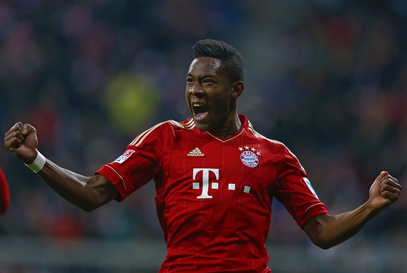 O austríaco David Alaba comemora um de seus dois gols na goleada do Bayern sobre o Schalke | Michael Dalder / Reuters