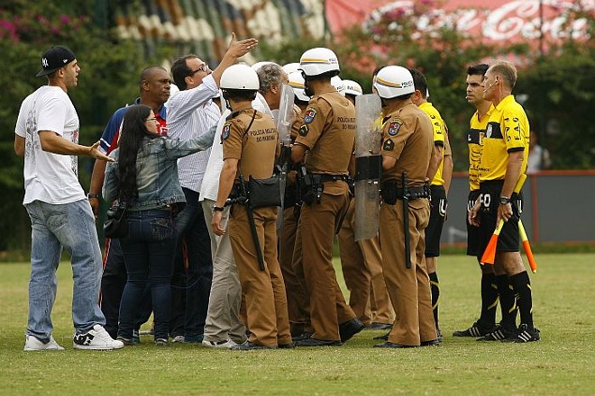 Alex Brasil (de óculos), gerente de futebol do Paraná, reclama da arbitragem após o empate com o J.Malucelli |