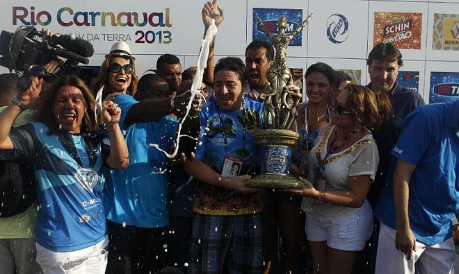 Integrantes da escola de samba Vila Isabel festejam o título do Carnaval do Rio após apuração na Sapucaí |