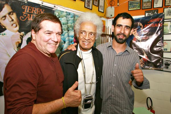 Distribuindo simpatia, o cantor Jerry Adriani foi recebido ontem à noite com festa no Torto Bar pelo dono da casa, Arlindo Ventura, o Magrão (à dir.). Entre os bambas que passaram por lá estava o maestro Waltel Branco (ao centro) | Mauro Campos