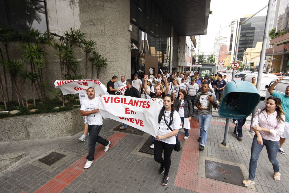 Vigilantes fizeram passeata pelas ruas do Centro de Curitiba nesta terça-feira (5) | Antonio More/Agência de Notícias Gazeta do Povo