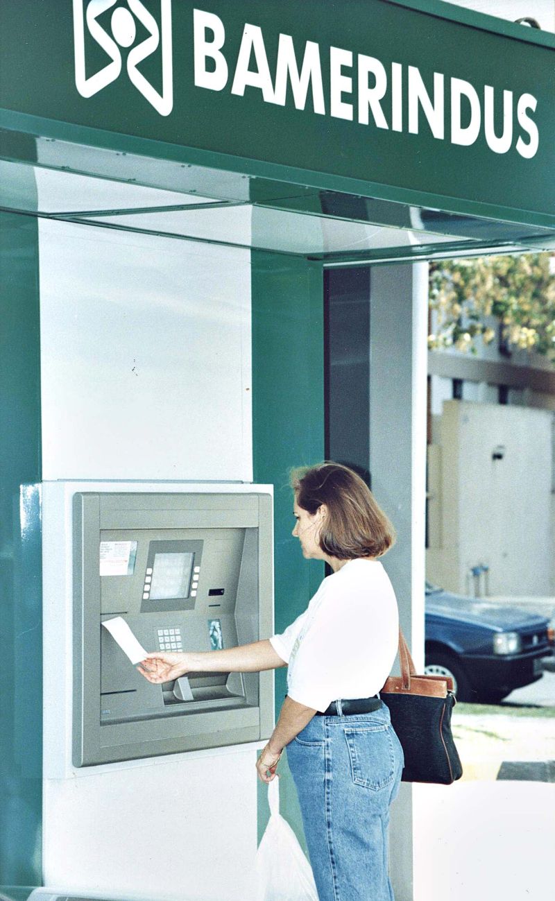 Caixa automático do banco nos anos 1990 |
