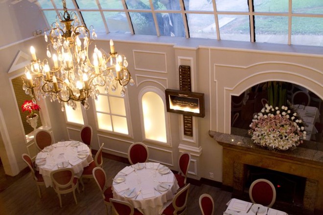 Sala principal do Restaurante Piantella. Na parede, a placa em homenagem ao ex-deputado e ex-presidente da Câmara Luis Eduardo Magalhães, já falecido, que costumava frequentar o restaurante | 