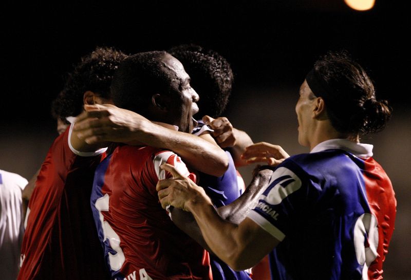 Volante Zé Luís (número 5) marcou o gol da vitória do Paraná sobre o Rio Branco | Hugo Harada / Gazeta do Povo