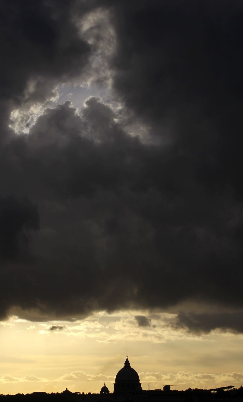 Nuvens sobre a Basílica de São Pedro, no Vaticano | Alessandro Bianchi/Reuters