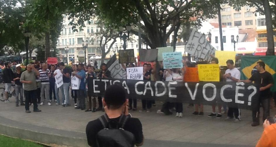 Ato começou na Praça Tiradentes, em Curitiba | Movimento Acorda Cidadão