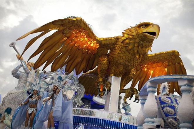 Desfile da Águia de Ouro na sexta-feira |