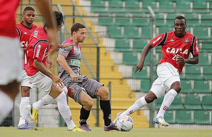 Zagueiro Manoel na marcação no jogo-treino com o Figueirense, em Florianópolis | Luiz Henrique / Divulgação Figueirense