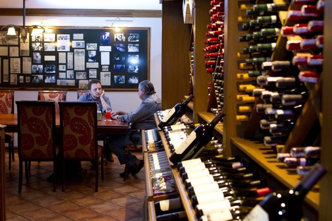 Sala em que Ulysses Guimarães costumava se reunir com os políticos. Na parede, recortes de jornal e lembranças do período de Ulysses | 