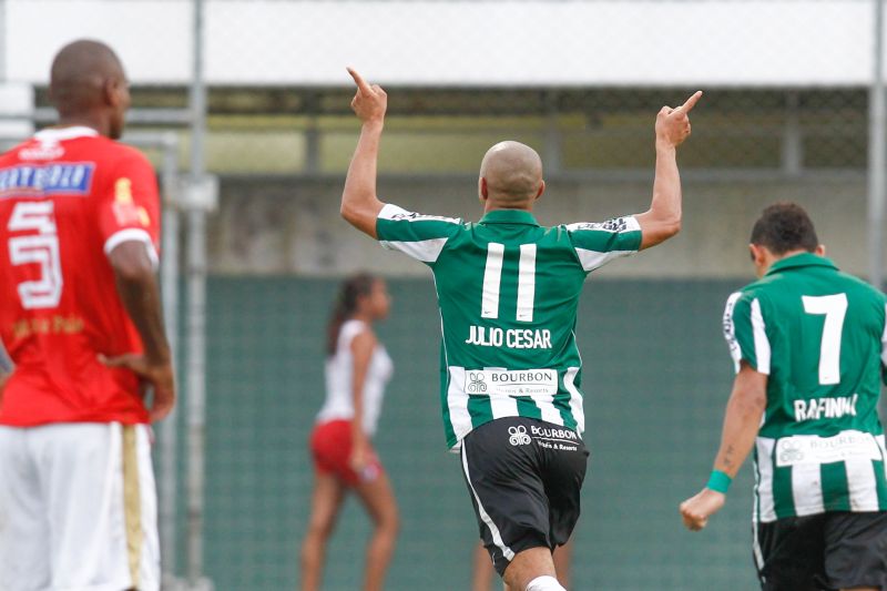 Julio César foi o nome do jogo na goleada coxa-branca | Daniel Castellano / Gazeta do Povo