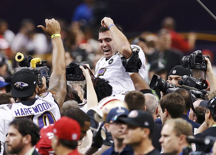 Quarterback Joe Flacco é carregado após vitória do Baltimore Ravens no Super Bowl | Reuters