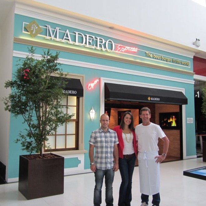 Leandro Lorca (à esq.), sócio do Madero do Shopping Curitiba, com o casal Kethlen e Junior Durski, diante da mais nova loja da rede de restaurantes | 