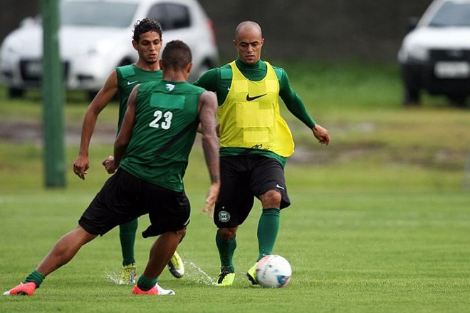 Julio Cesar (de amarelo) briga com Arthur por uma vaga no ataque do Coritiba diante do Rio Branco | André Rodrigues / Gazeta do Povo