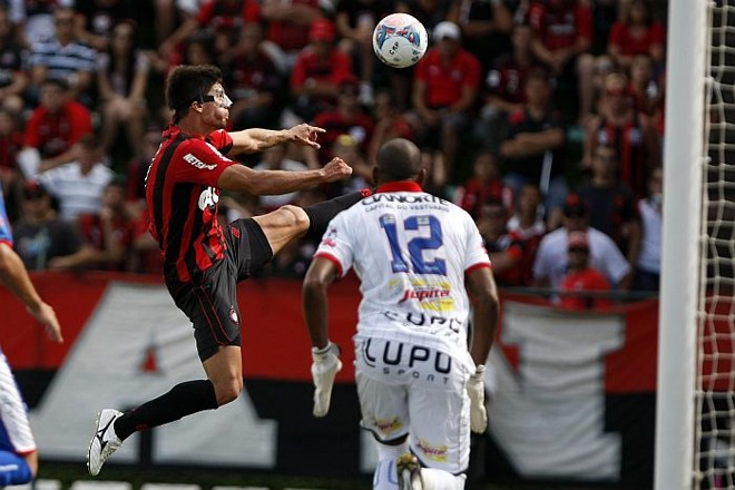Observado pelo goleiro PAes, Tiago Adan leva perigo ao gol do Cianorte |