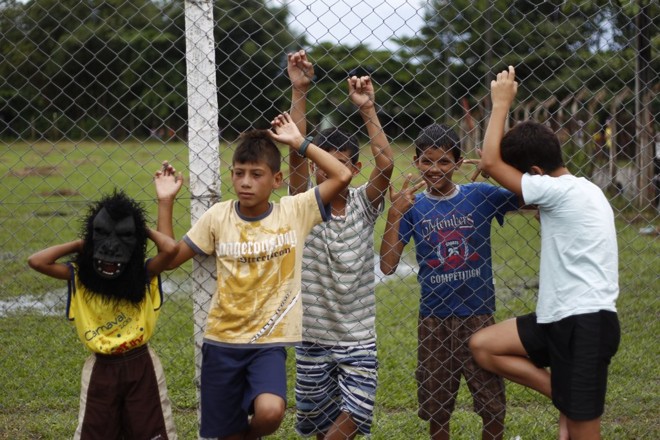 Crianças veem a passagem dos blocos carnavalescos em Paranaguá |