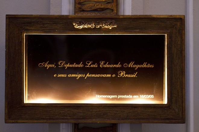 Placa em homenagem ao ex-deputado e ex-presidente da Câmara Luis Eduardo Magalhães, já falecido, que costumava frequentar o restaurante | 