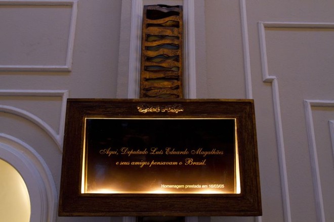 Placa em homenagem ao ex-deputado e ex-presidente da Câmara Luis Eduardo Magalhães, já falecido, que costumava frequentar o restaurante | 