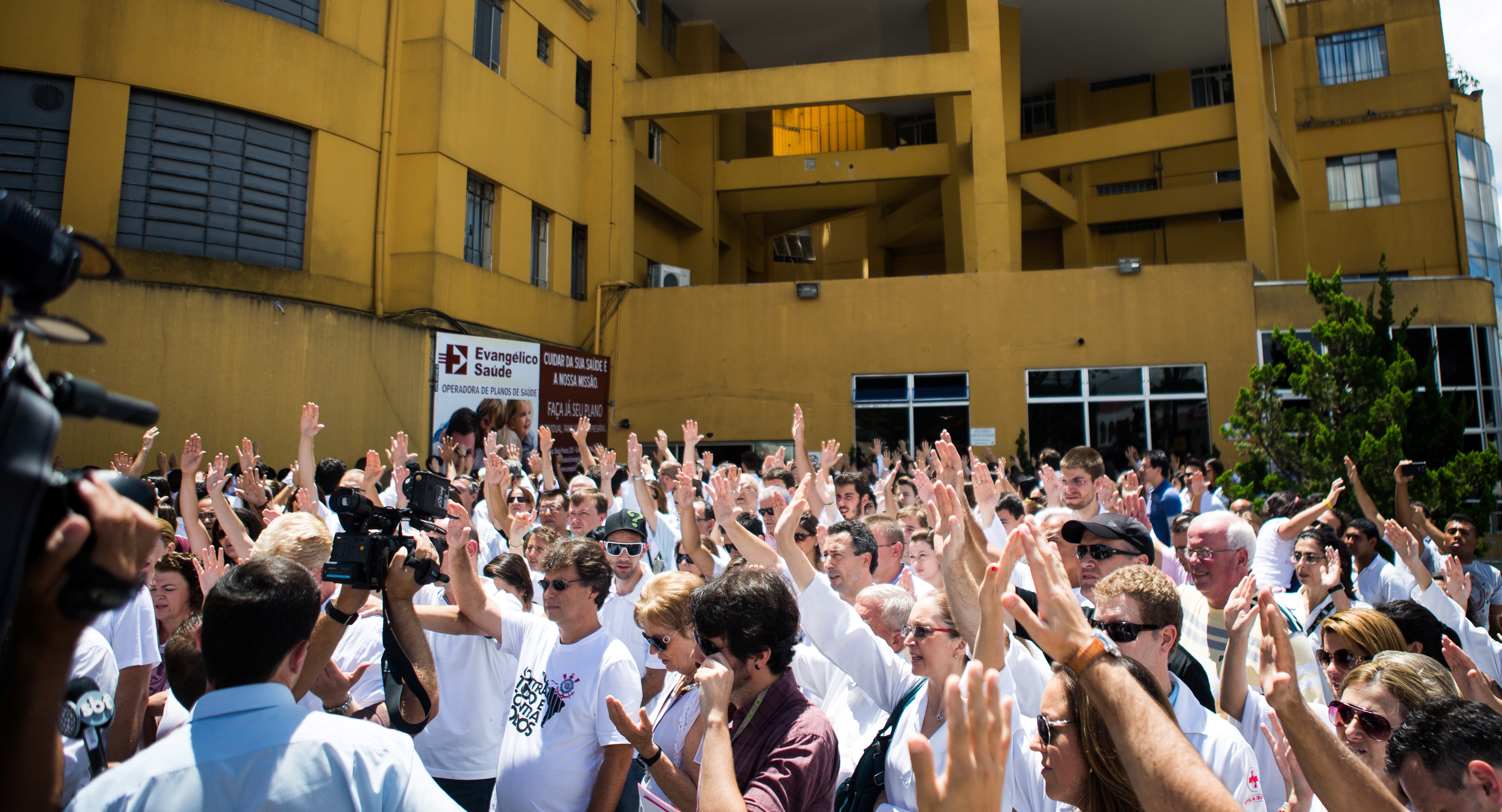 Ato de apoio ao hospital ocorreu no início da tarde deste domingo | Brunno Covello/ Agência de Notícias Gazeta do Povo