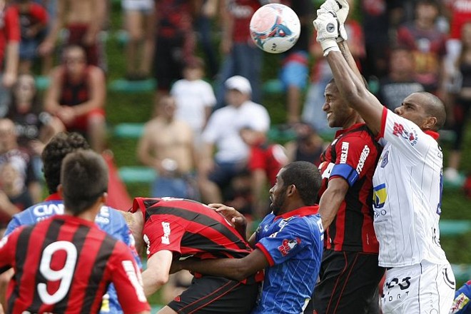 Goleiro Paes afasta periggo do ataque atleticano |