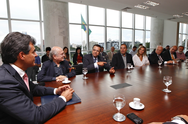 Henrique Alves (o 3º da esq. para dir.) durante reunião no início do ano com Richa e deputados paranaenses: busca de apoios | Daniel Castellano/ Gazeta do Povo