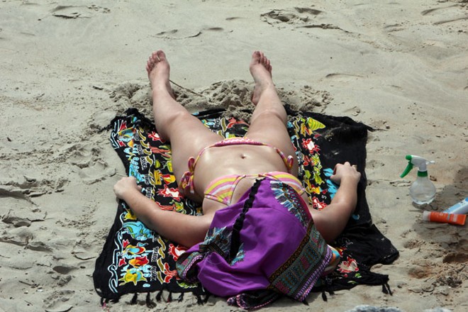 Banhista aproveitou o sol para retocar o bronzeado |