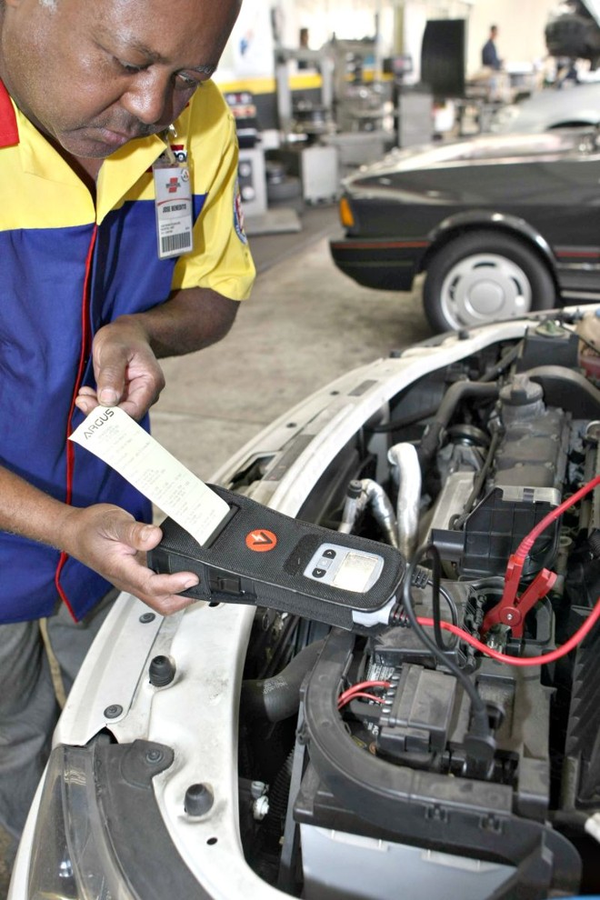 Verificar a bateria de veículos que ficaram muito tempo parados é importante | Aniele Nascimento/Gazeta do Povo