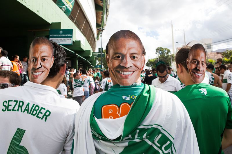 Torcedores chegam ao estádio, que teve forte policiamento | Brunno Covello/Gazeta do Povo