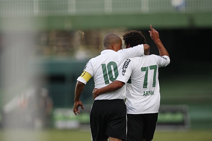 Arthur comemora gol diante do J.Malucelli com Alex, que cruzou a bola na área | Hugo Harada / Gazeta do Povo