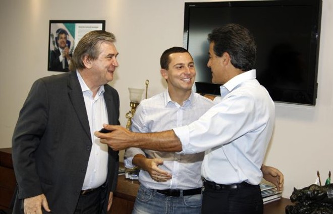 O advogado Walter Petruzziello (à esq.), candidato a senador no Parlamento Italiano pela América do Sul, foi recebido pelo governador Beto Richa no Palácio Iguaçu, antes do carnaval. Walter estava acompanhado do vereador curitibano e também advogado Pierpaolo Petruzziello, seu filho |