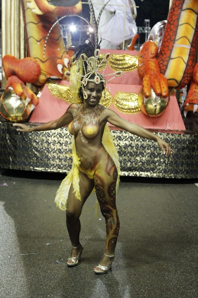 Passista foi sem roupa para a avenida |