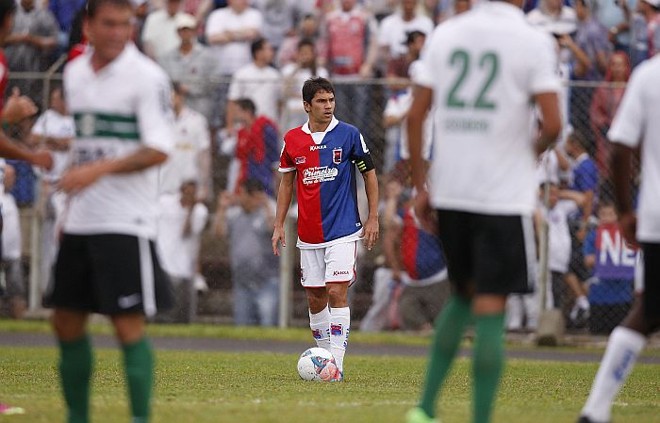 Lucio Flávi se concentra para cobrar falta contra o Coritiba |