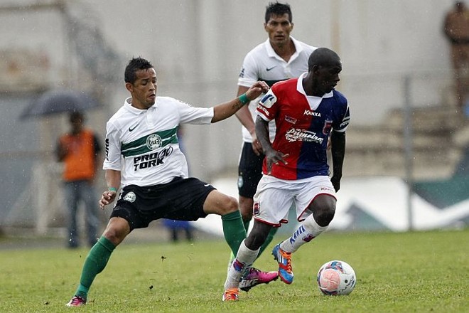Paranista Néverton tenta se livrar da marcação do coxa Rafinha | 