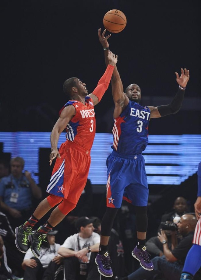Chris Paul e Dwyane Wade disputam a bola | 