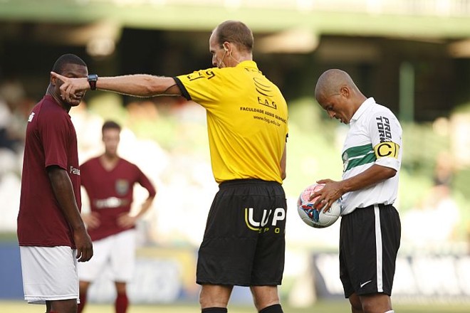 Alex se prepara para cobrar a falta que vai originar o gol de Arthur contra o J.Malucelli |