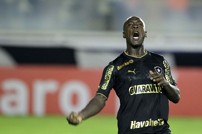 Seedorf comemora o primeiro de seus dois gols na vitória de 3 a 1 do Botafogo sobre o Macaé | Rui Porto / Folhapress