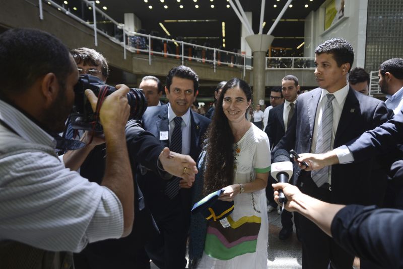 Yoani foi recebida por dezenas de deputados de oposição na chapelaria do Congresso, como é chamado o local de embarque e desembarque de parlamentares | Marcello Casal Jr/ABr