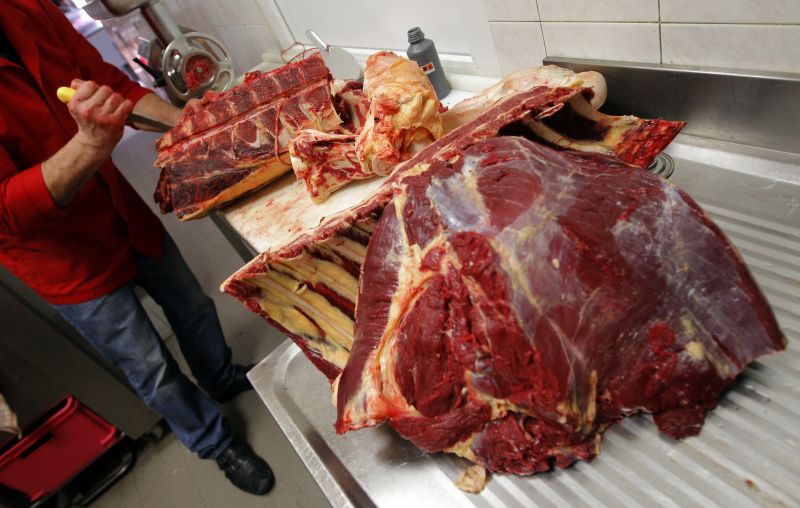 Açougueiro francês corta uma peça de carne de cavalo | Jean-Paul Pelissier/Reuters